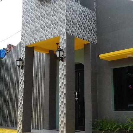 Isro Guesthouse Syariah Kepanjen エクステリア 写真