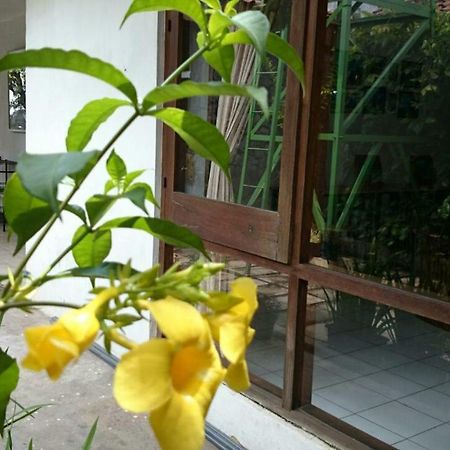 Isro Guesthouse Syariah Kepanjen エクステリア 写真