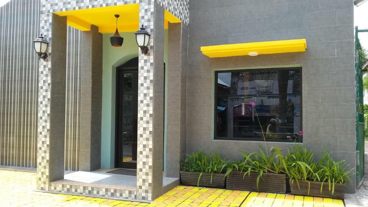 Isro Guesthouse Syariah Kepanjen エクステリア 写真