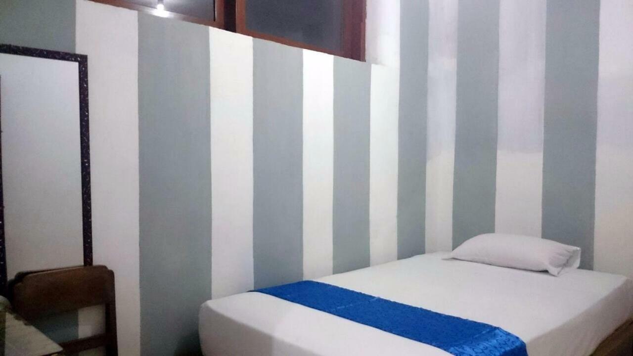 Isro Guesthouse Syariah Kepanjen エクステリア 写真